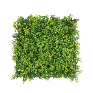 Čerstvé umělé pole ze zeleného trávy chráněné proti UV záření